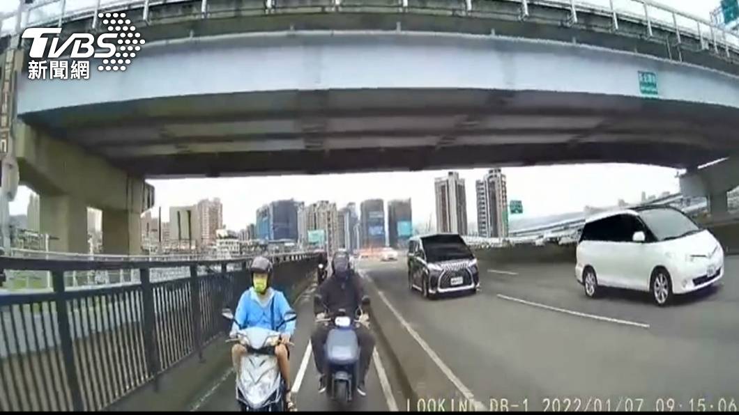 沒在看？打了方向燈就超車 騎士挨撞噴飛汽車道險遭輾 Tvbs Line Today 5570