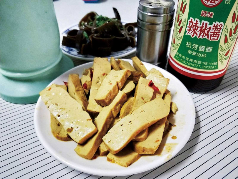 僅簡單爆香辣椒後，再浸潤的「豆干」，每桌都會點上一份。（20元）（圖／高靜玉攝）