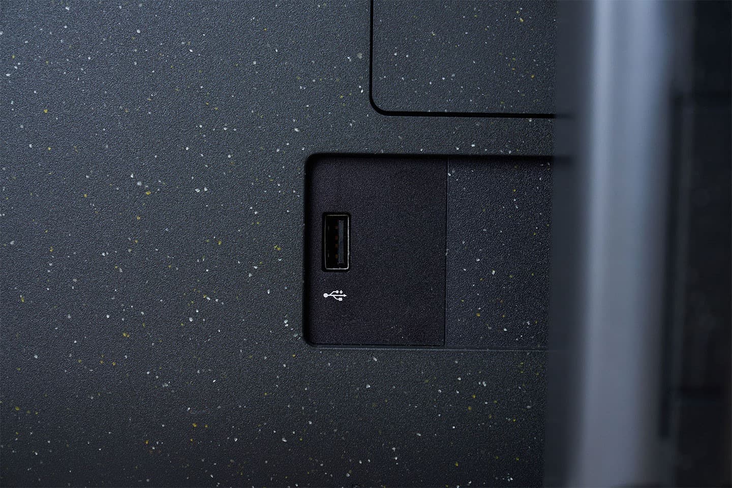 另一側配置了一個 USB 2.0 A 埠。