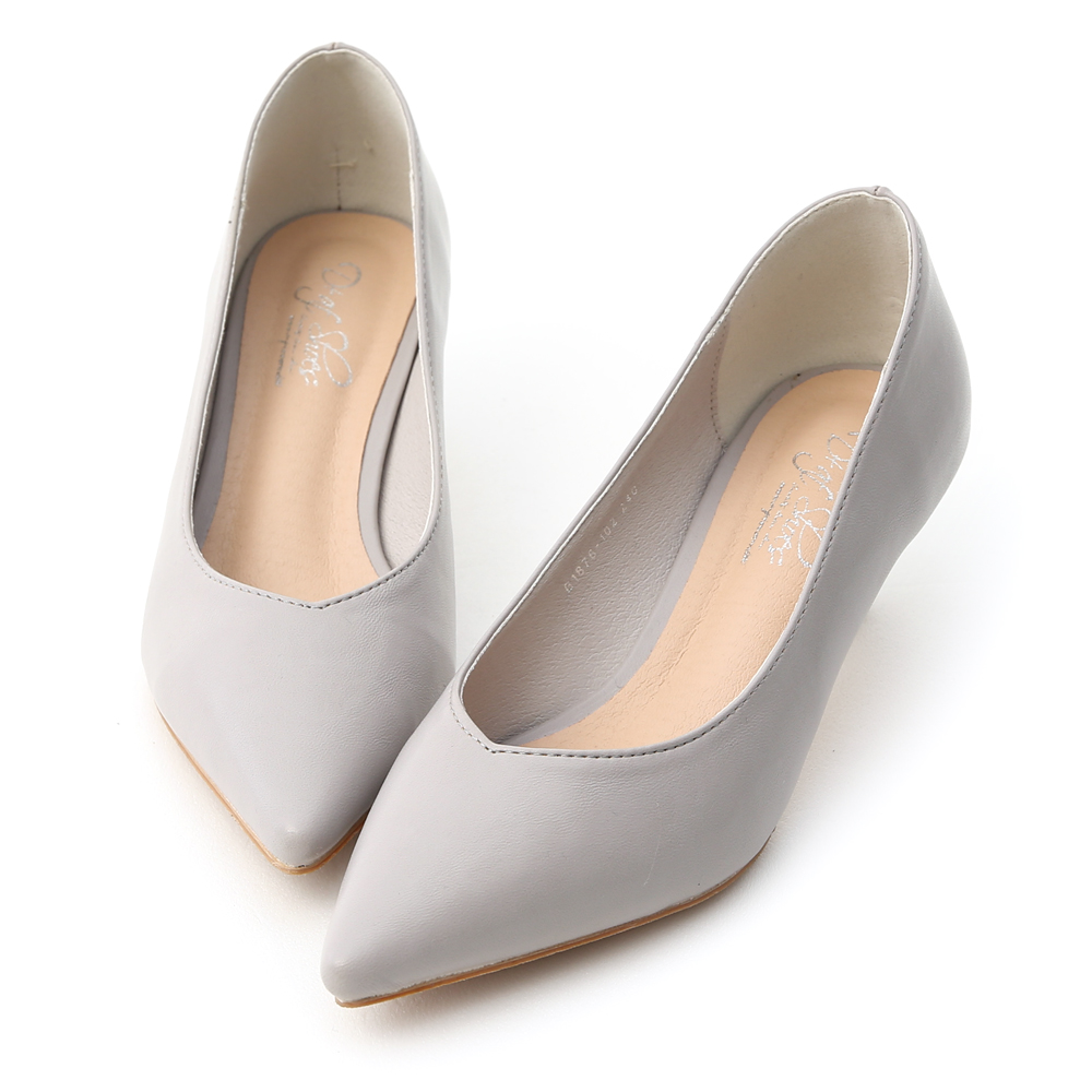 鞋櫃裡一定要擁有的百搭跟鞋 優雅的尖頭鞋楦具有修飾腳形的效果 多樣色系讓人每一色都好想擁有~ 簡單的素面造型具有高度的搭配性 選用橡膠防滑底，加強與地面的磨擦力 4.5cm恰恰好的跟高，最適合跟鞋的初