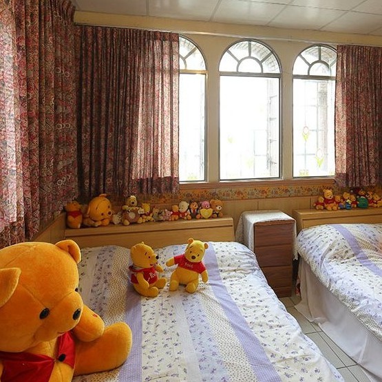 『小牧人』除了提供您最舒適溫馨，且寬敞 的住宿環境，您也可在鄉間小徑騎乘單車， 或在庭園中與親友們一同烤肉、聯誼，或一同歡唱卡拉OK，還是在菜圃中摘採野菜， 在 『小牧人』 可以充分享受鄉間田園之美。