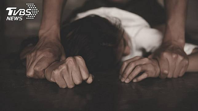 1名女子酒醉後遭男友撿屍，對方還揪朋友玩3P，她發憤考上法律系提告復仇成功。(示意圖／TVBS)