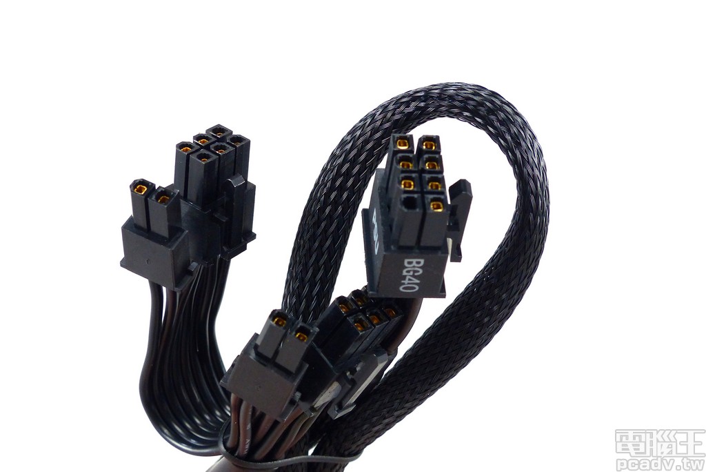 1 條 PCIe 線材具備 2 個 PCIe 6+2pin 插頭，採用編織網包覆線身，針腳鍍金並於接近插頭處增設電容，強化瞬態反應並可減輕顯示卡電感囂叫現象