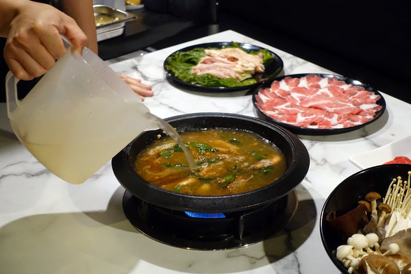 中山區聚餐火鍋推薦-丼賞和食+嗨蝦蝦林森旗艦店，百蝦龍船四人套餐，台北尾牙/謝師宴餐廳，林森北路石頭火鍋+日本料理，超浮誇高CP值百隻蝦龍蝦船大挑戰