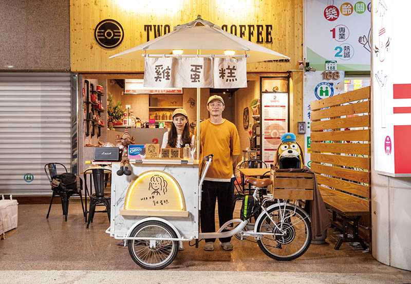 為了能隨時配合先生的船期，柯至柔創業賣起自己最愛的雞蛋糕。（圖／宋岱融攝）