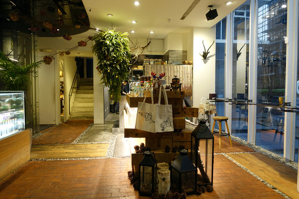 內湖浪漫餐廳-Lazy Point餐酒館，有午餐、下午茶、晚餐的內湖餐酒館，露天酒吧內湖調酒，文湖線約會餐廳，活動包場、會議空間租借的內湖咖啡廳