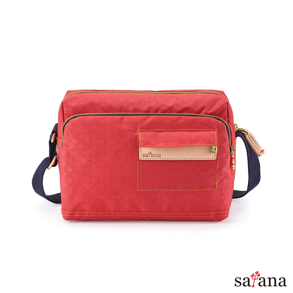 簡潔的輪廓線條，卻有精細考慮使用者需求的空間設計，包款袋內、前後皆有不同的分類隔層供使用者收納隨身物品，斜背包簡約卻絕不馬虎，展現率性休閒的獨我風格！背法：斜背/側背材質：上蠟尼龍布、天然植物鞣革尺寸