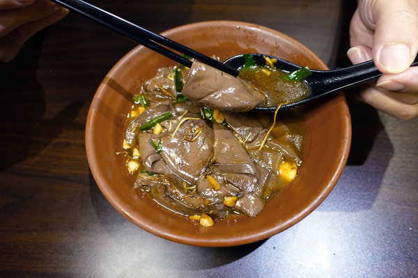 溪尾街美食-鼎街鴨香飯三重溪尾店，三重鴨肉飯，鴨香飯、韭菜鴨腸、炒鴨血，三重好吃鴨肉飯，好吃不貴可外送鴨肉飯