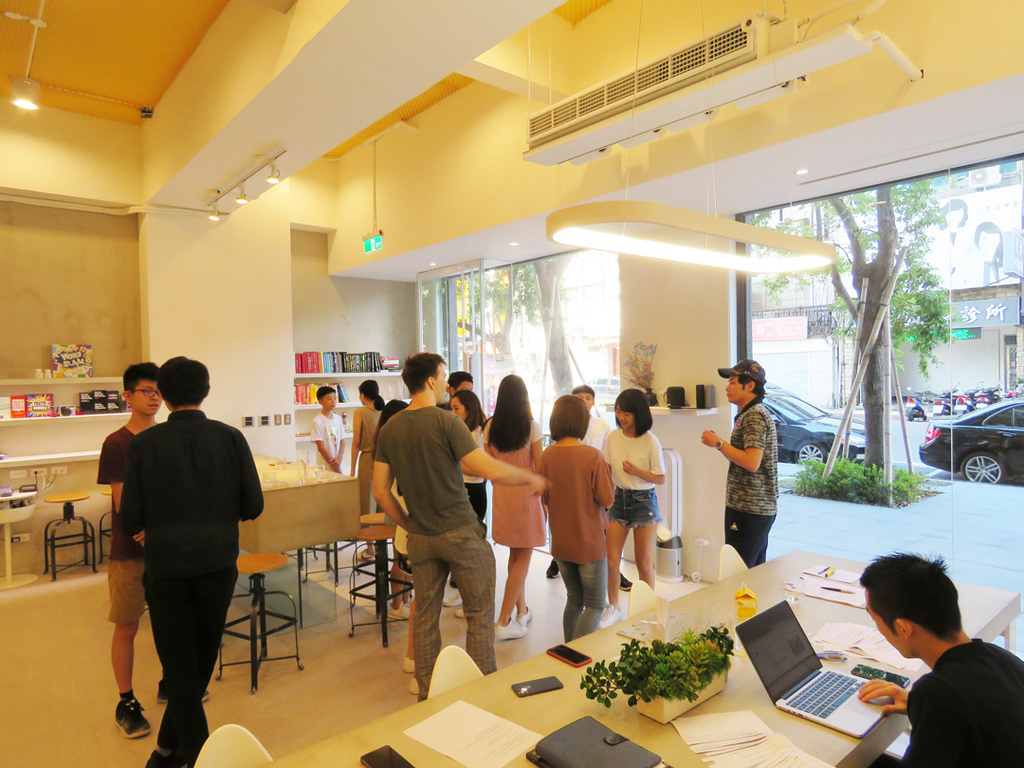 台灣也有全英語言學校 藍月學院blue Moon Institute國際語言課程chat Session課程體驗心得分享 Line購物