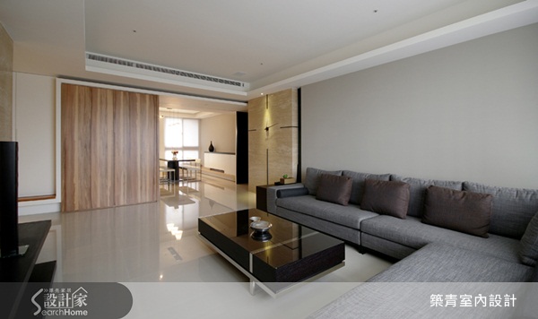 用黑、白、灰色系與木皮材質打造現代簡約空間