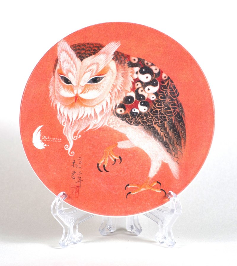 膠彩畫是固有之東方繪畫元素，用鮮豔的天然寶石、岩石、礦物、貴金屬等研磨成粉末調和動物膠熬煮之後調合製作而成，在效果呈現上可中可西，可清雅脫俗，可富麗堂皇。近年來從事膠彩藝術創作者漸增，郭禹君老師憑藉著