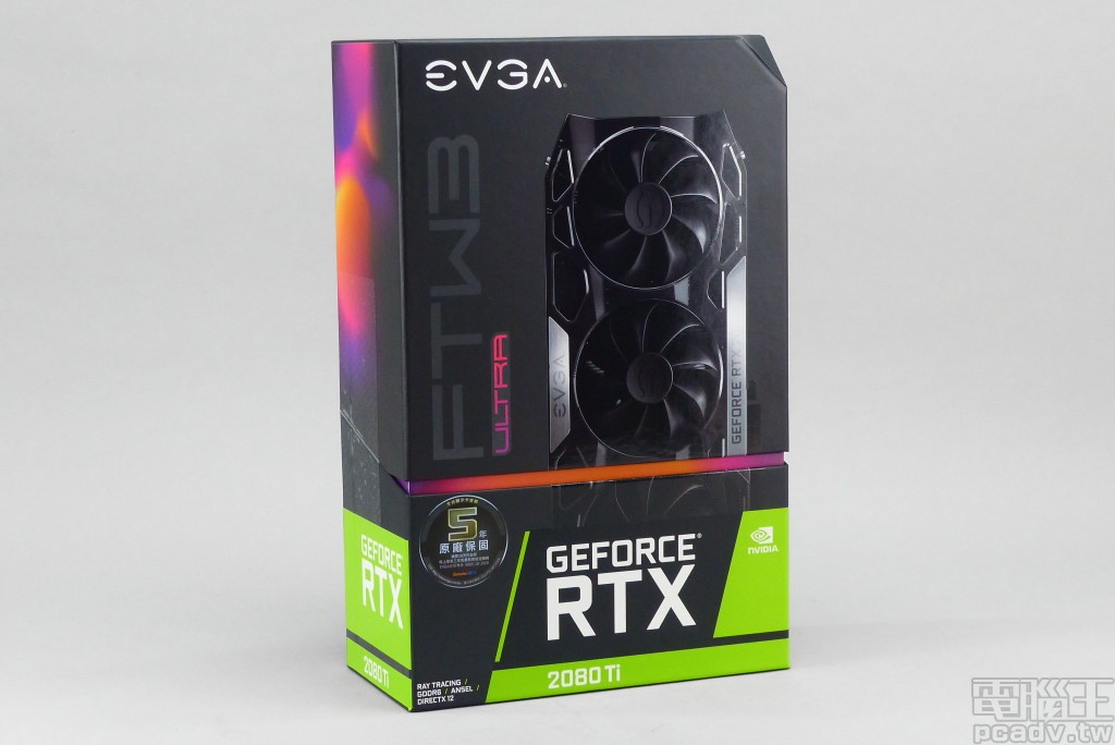 EVGA GeForce RTX 2080 Ti FTW3 Ultra Gaming 改用直立式包裝，中間隱約透露的彩條暗示本款具有 RGB LED 燈光效果