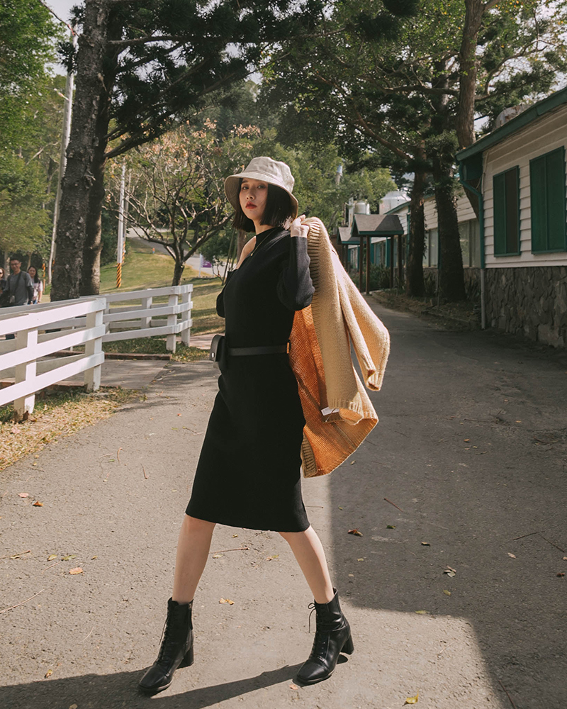 彈性針織/圓領/舒適面料 商品長度/長版商品版型/合身商品厚薄/適中商品彈性/佳 *深色布料因穿著時接觸人體溫度及洗滌後有脫色及染劑移染狀況，第一次下水脫色為正常現象。 *此款材質特性，不宜使用衣架吊