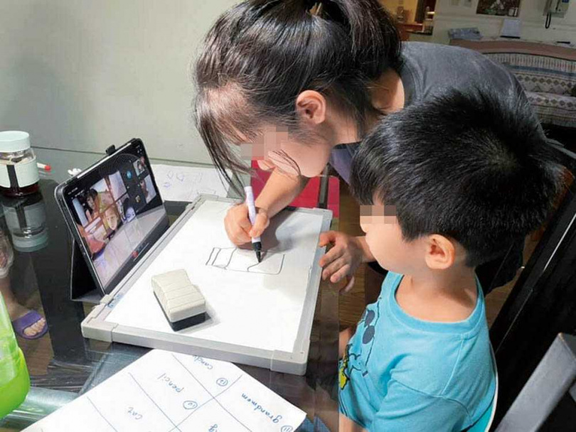 蕭彤雯的大女兒和小兒子感情很好，但因為年紀差距大難免有爭執，需要媽媽用智慧來教育。（圖／翻攝自蕭彤雯臉書）