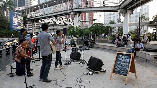 Warga Jakarta Menikmati Pertunjukan Musik Di Taman Spot Budaya