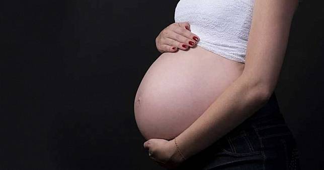 20歲妹長輩陪產檢！醫愣一下「老公72歲」　她尷尬：那不是我婆婆