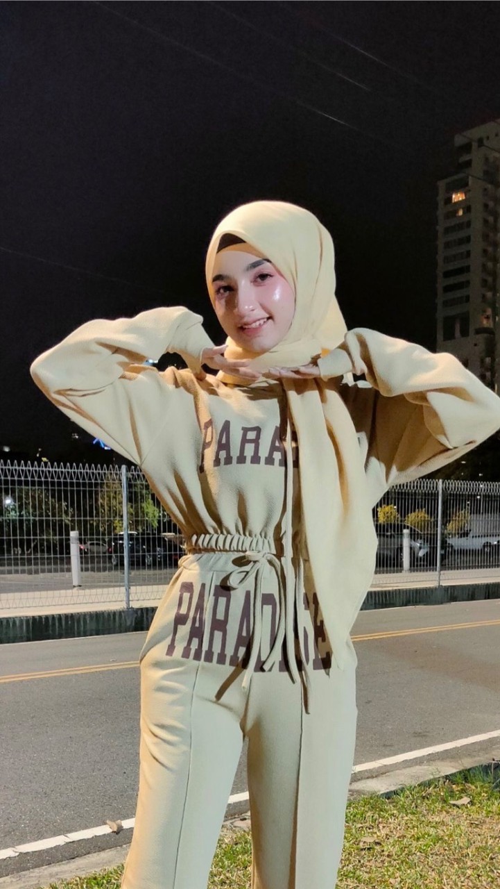ตัวแทนจำหน่ายเสื้อผ้าแฟชั่นราคาส่งby far