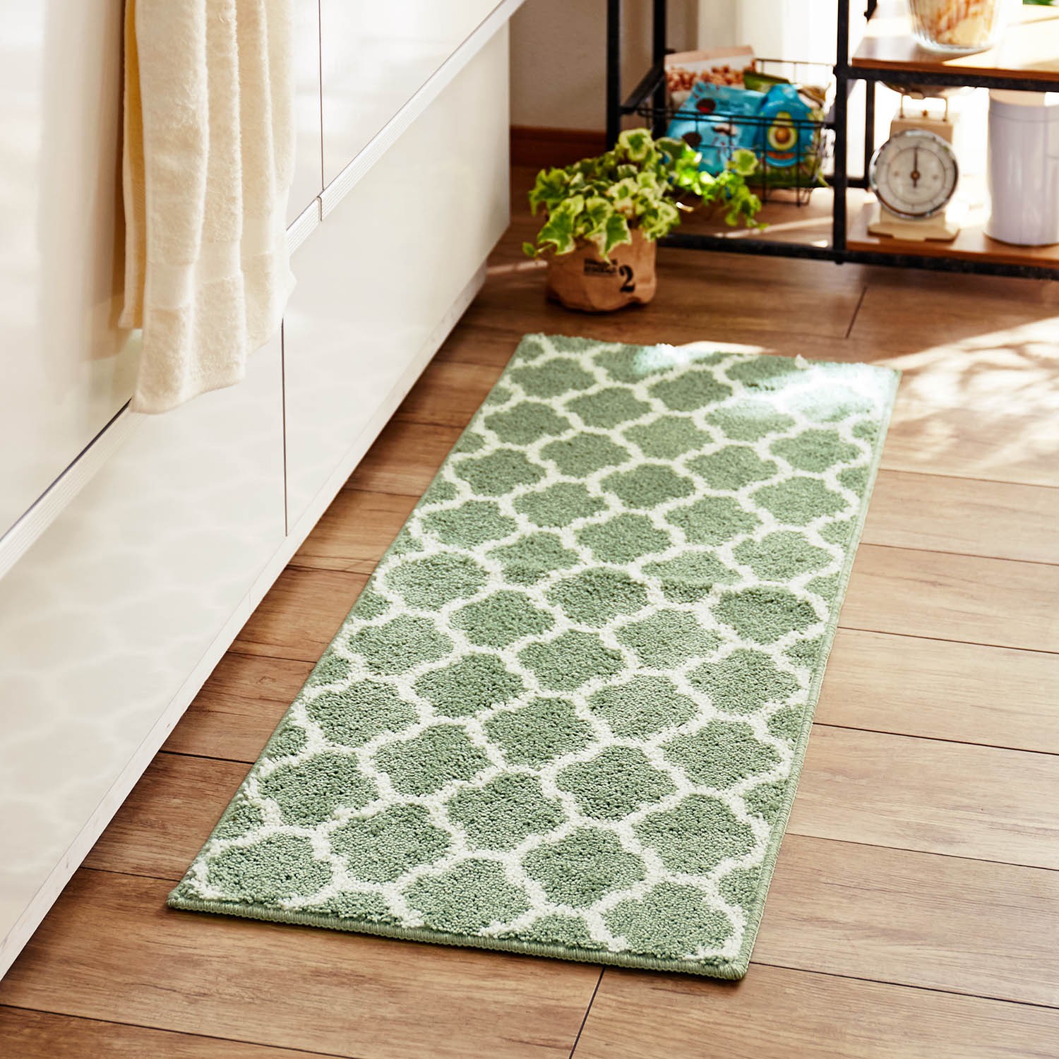 吸水速乾、抗菌除臭款都有。絨毛澎厚，帶給雙腳溫柔呵護。擺在浴室、玄關、客廳、廚房。全團正版授權花色，質感超好！;濕濕的手一甩，總是把洗手台、浴室門口弄的溼答答...> < 所以編媽今天要帶來日本千趣會