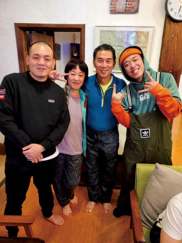這趟旅程「玖壹壹」的春風、健志也入住同一間民宿，夏語心的爸媽開心與大明星合照。（圖／夏語心經紀人提供）