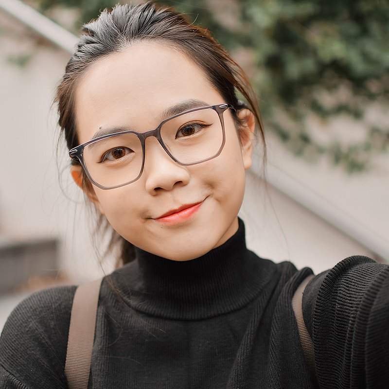 採用超彈β鈦鏡腿及輕量板材鏡框，讓眼鏡的整體重量大大減輕！ ５２ｍｍ的多邊形大框面能完美修飾圓潤的臉型✨✨ 日常簡單的穿搭配戴上它也能為你提升整體質感，簡約又時尚！