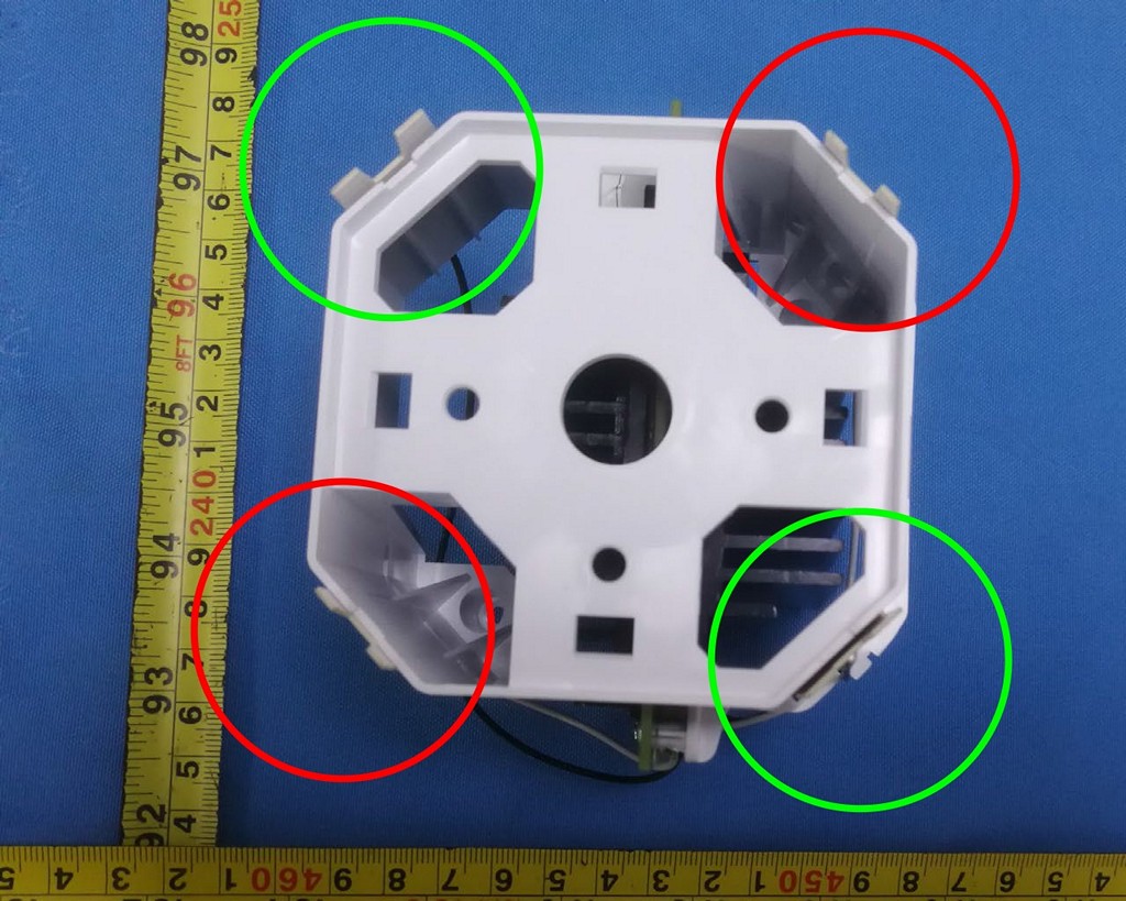 Deco X60 機身內建 4 個天線，紅圈處為 2.4GHz、5GHz 雙頻天線，綠圈處為 5GHz 天線，從白色塑膠縫隙則可觀察到，電路板被 2 片黑色散熱片夾住。（圖片來源：FCC）