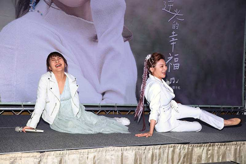 發片記者會上，「台灣濱崎步」王彩樺特別為王宥忻站台，兩人還一同搞笑表演「綜藝摔」。（攝影／彭子桓）