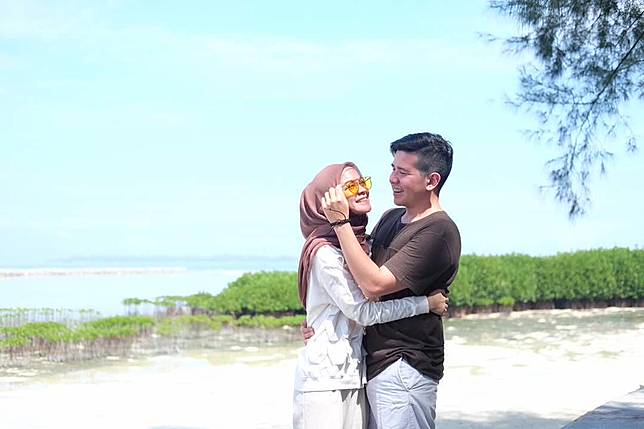 10 Foto Romantis Suami Istri Meski Belum Dikaruniai Momongan