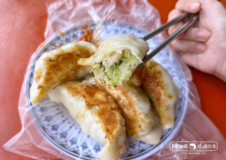 中午前就完售！4.5星「黃金大鍋貼」完美色澤超欠吃，必搭粉漿蛋餅吃更飽