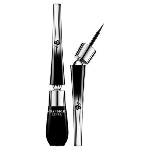 黑天鵝超精準眼線液，史上第1支擁有旋轉刷頭的不暈染眼線液。 革命性 35°旋轉筆刷能完美貼合睫毛根部，不論什麼角度都能順著眼型勾勒出完美弧度，創造搶眼線條，雙眼立體有神。 採用超彈力纖維刷毛 0.2m