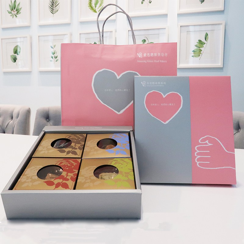 外盒有手語的謝謝圖案、送給您最想感謝的那個人✔使用進口奶油✔無添加防腐劑●品牌:蒙恩聽障烘焙坊●內容物: 葡萄餅乾一盒、抹茶餅乾一盒、杏仁角小西餅一盒、巧克力杏仁角一盒●保存期限: 60天●產地: 台