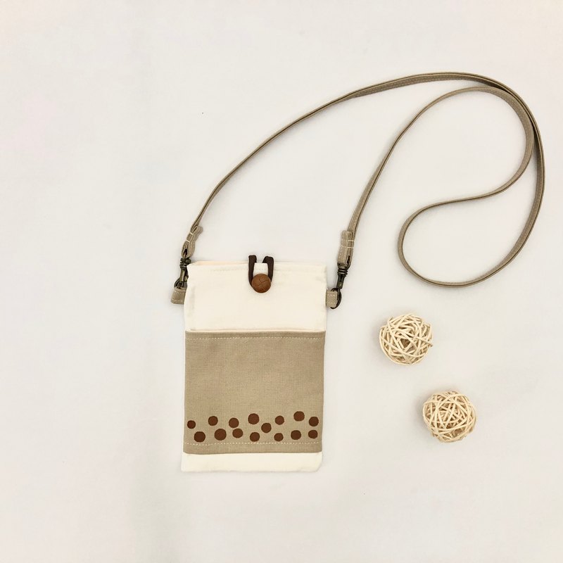 1.獨一無二商品2.有裡布3.可掛在脖子上或斜背4.掛繩可拆5.前面有一個口袋，可放卡片、鈔票、耳機之類