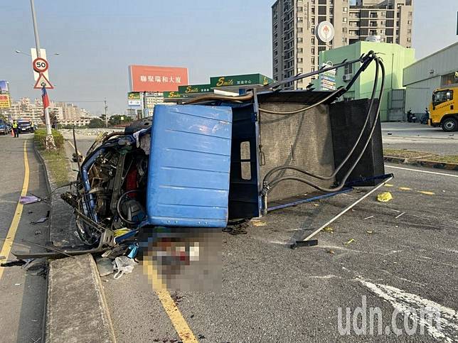 張姓聯結車駕駛不明原因撞擊一輛轎車與小貨車後衝下邊坡，小貨車柯姓駕駛與乘客均傷重不治，一旁還留有血跡。記者林佩均／攝影