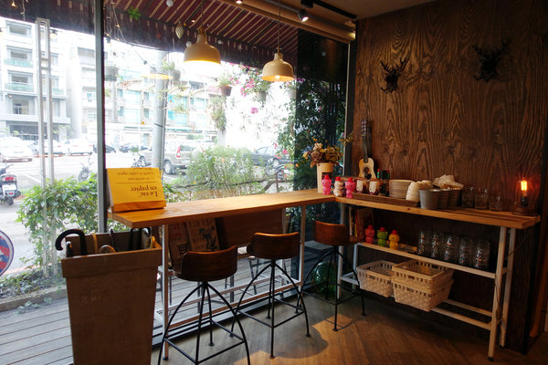 新竹東區竹科人及交大學生聚餐約會美式餐廳，LALA Kitchen新美式餐廳新竹科園店，餐點份量多楓糖鬆餅炸雞超好吃(含LALA Kitchen菜單) 