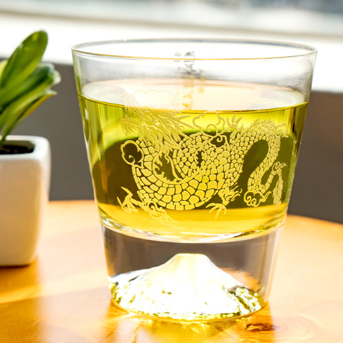 倒入飲料會隨著光折射，將顏色映在杯底的富士山杯。