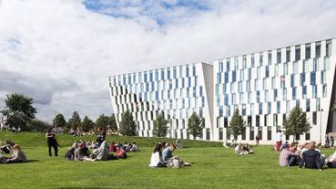 如雕塑般冷硬但卻能永續發展的建築：OP金融集團總部大樓