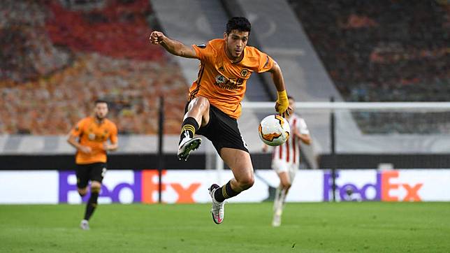 Aksi Raul Jimenez di laga Liga Europa Wolves vs Olympiakos Copyright: Sam Bagnall - AMA/Getty Images