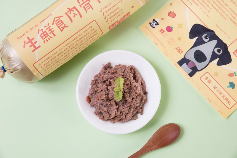 額外添加淡水培育微藻、野生秋薑黃 Monacolin K紅麴、蔓越莓果、蝦紅魚子、黑醋栗藍莓等天然保健食材 天然豐富的色澤更讓用餐增添一些感動！