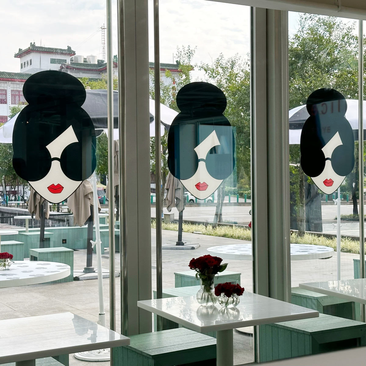 最潮打卡咖啡店！CAFE ACME聯名alice + olivia打造露天咖啡，頭像餅乾、聯名杯必入手