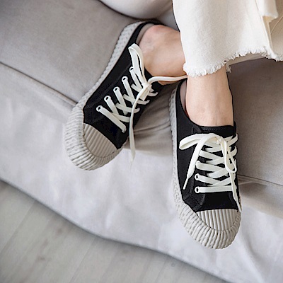 餅乾鞋設計是現在最受歡迎的休閒鞋款， 半拖鞋設計讓穿著更加輕鬆便利。 OB嚴選賣場未提供換貨服務