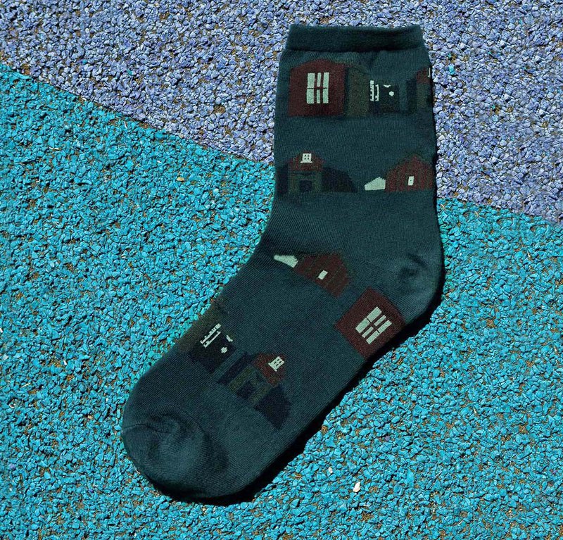 忘了是什麼確切的時間點，也許是某個冬日，也許是微醺的黃昏時刻，也許是走在柏林的塗鴉公寓樓下，RF和AA突然有了興致，不如一起成立一個襪子品牌。於是Empty Cones 襪子設計品牌在她們不緊不慢的節