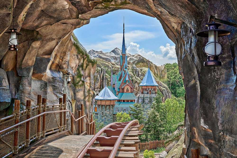 搭乘「雪嶺滑雪橇」可以從山洞中眺望艾倫戴爾城堡，欣賞森林及峽灣之美。