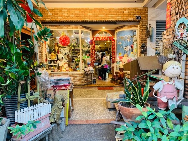 倪倪愛旅遊－『台中購物商圈推薦』台中在地人後花園小歐洲，綠意盎然異國購物散策－台中市大隆路商圈日韓、歐美私貨精品挖寶直擊分享