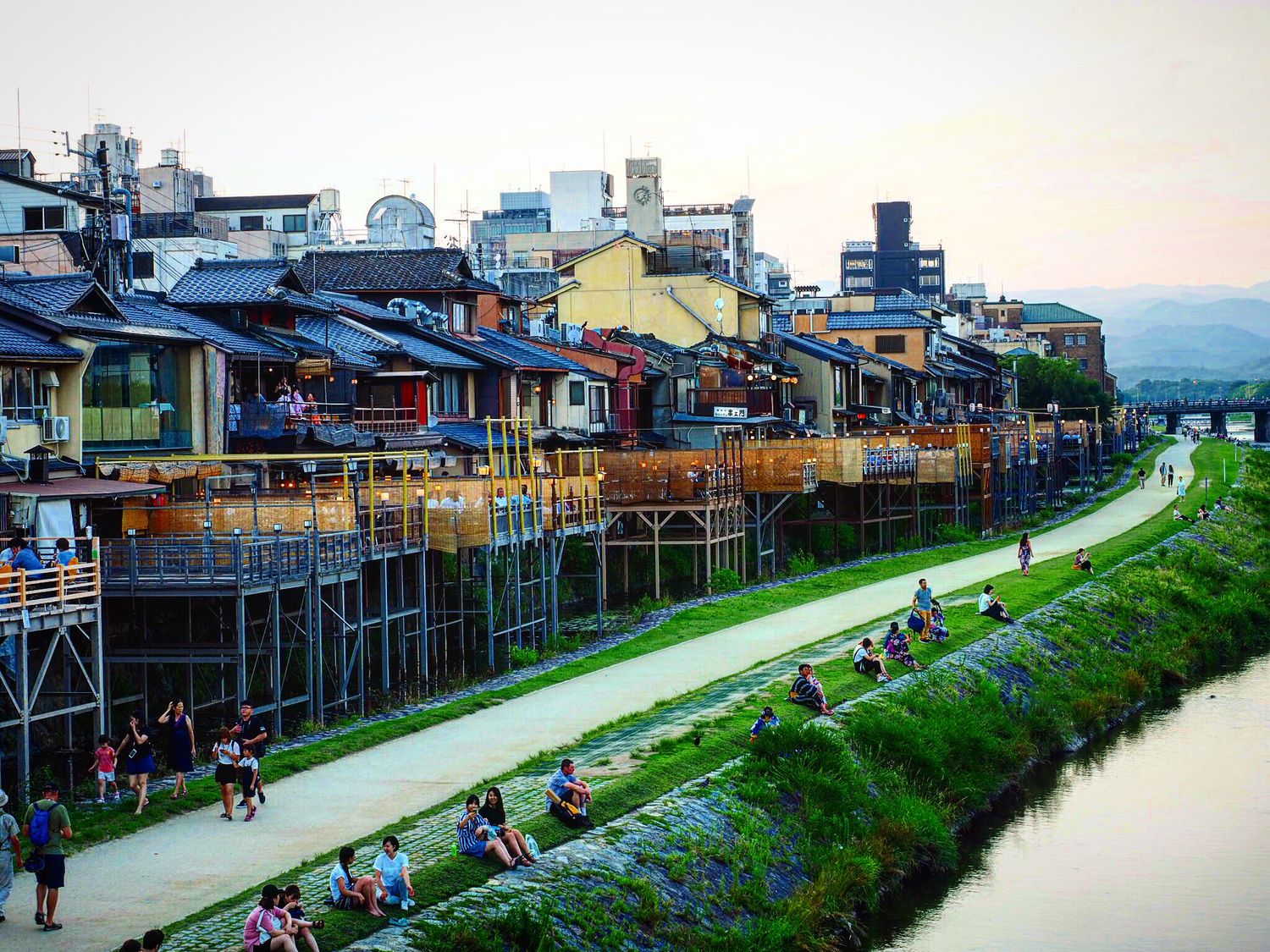 京都河邊「排排坐」潛規則！外地人常犯錯「鴨川等間隔法則」