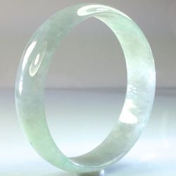 ◎質地細膩，水潤欲滴，晶瑩剔透。|◎冰種手鐲珍貴稀少，未來增值空間大。|◎種地介於冰種與玻璃種之間。商品名稱:天然翡翠A貨圓形手鐲A929品牌:森茂珠寶款式:手鐲種類說明:天然翡翠(A貨)Natura
