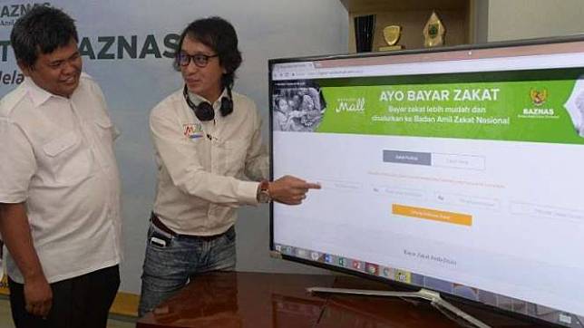 Bayar zakat melalui online.