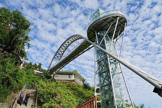 ▲台南特色住宿周邊景點-曾文水庫裡登上居高臨下的觀景台，將湖面景致一覽無遺。 （圖／Tripbaa趣吧！旅遊平台）