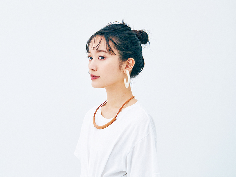 大人のお団子ヘアアレンジ 高め位置でも簡単に完成 人気ヘアメイクrumiが指南