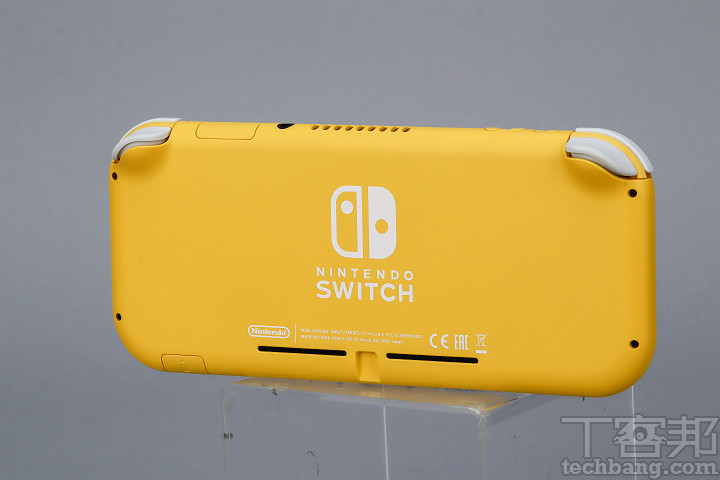 定位於純掌機的 Nintendo Switch Lite 拿掉了原版主機具備的支撐架，所以背面更加平順、簡潔。