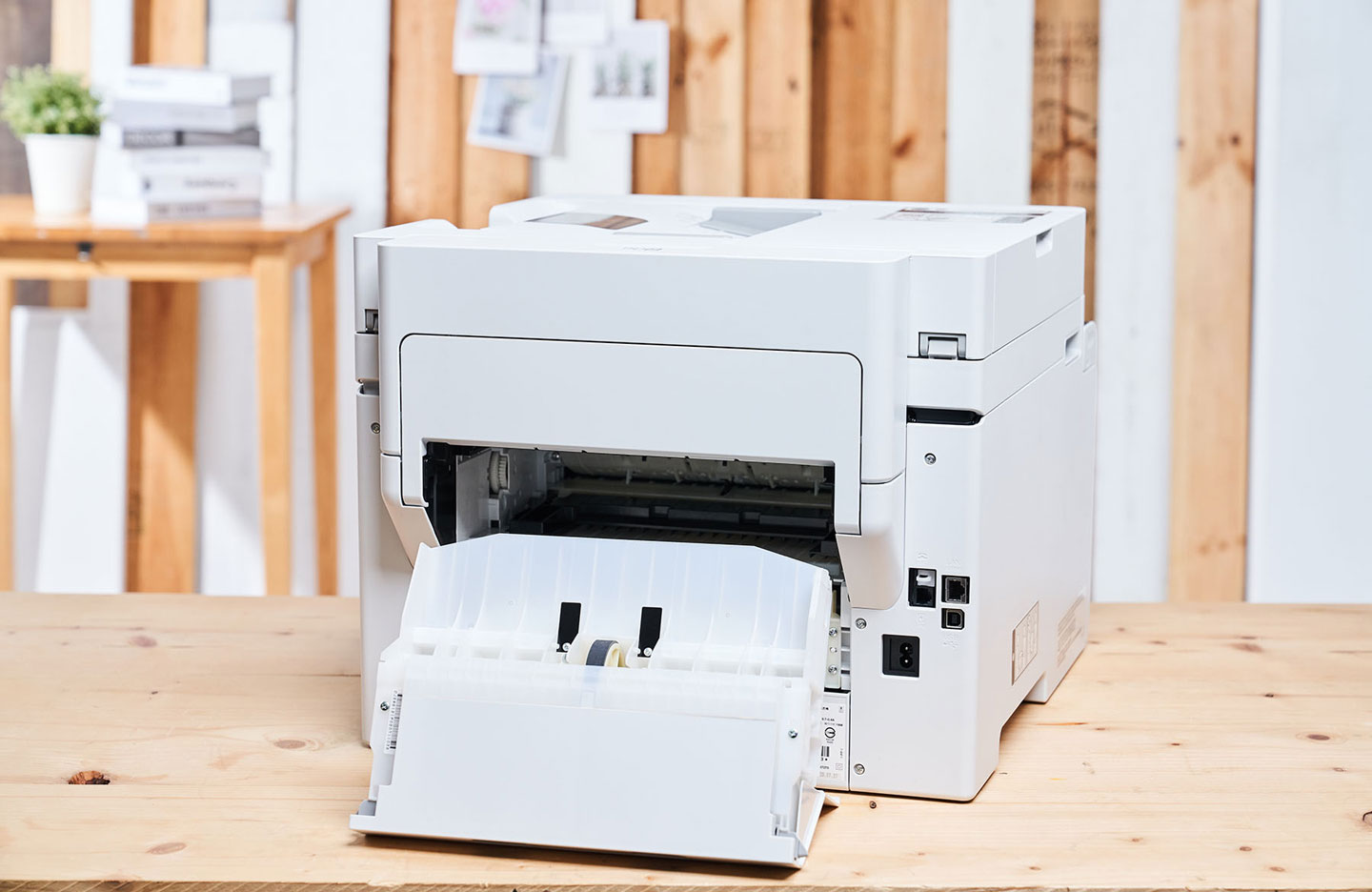 機身後側的外蓋也可取下，若進紙匣有卡紙可透過這裡排除。