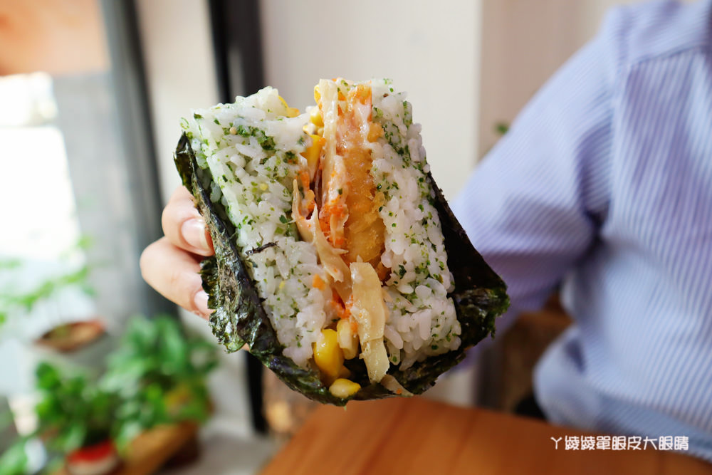 新竹竹北早餐推薦必吃！米八手作飯糰，比超商御飯糰還要大兩倍的巨無霸三角飯糰